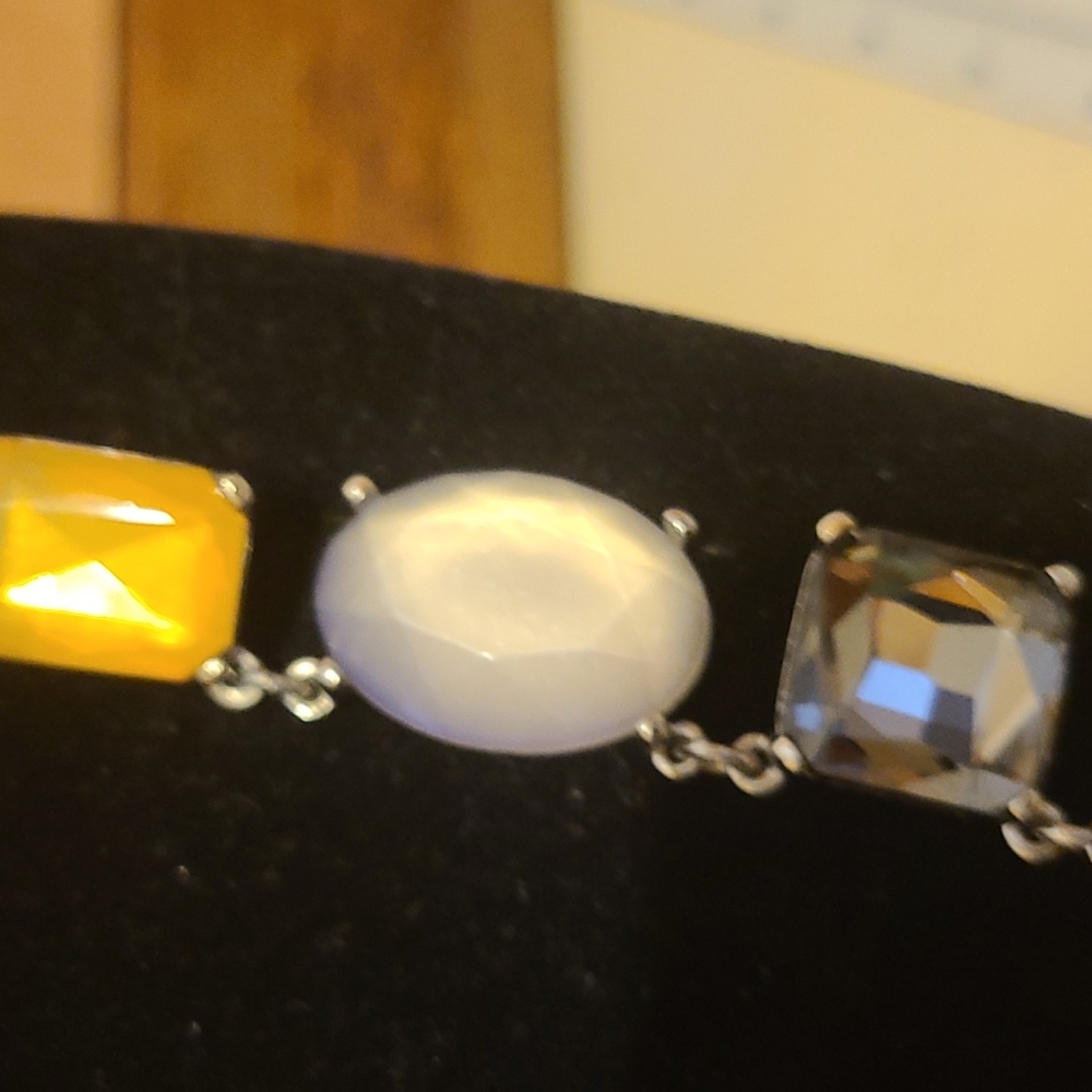 Necklace with The Limited hang tag - Picture 2 of 7